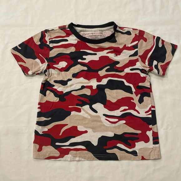 Boys Tommy Hilfiger All Over Camo T-shirt Red/Blue/White/Tan Size 7 - Picture 2 of 4